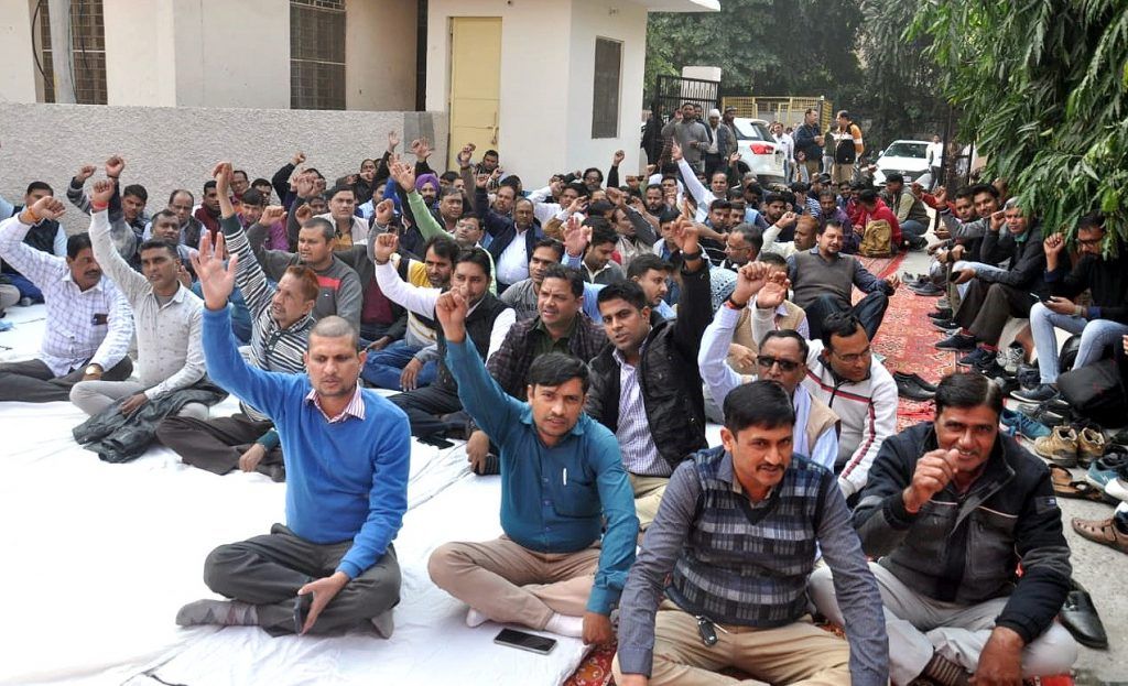 विद्युत कर्मचारी संयुक्त संघर्ष समिति के बैनर तले बिजली कर्मचारियों ने कार्य बहिष्कार करते हुए धरना दिया 2 112 105
