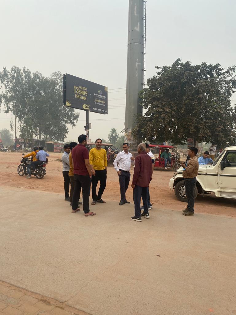 प्रदूषण का जायजा लेने सिद्धार्थ विहार पहुंची आवास विकास की टीम 3 112 13