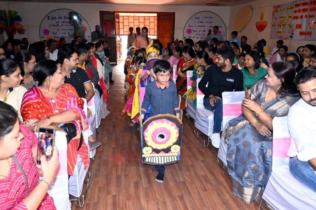 जेकेजी इंटरनेशनल स्कूल की जूनियर विंग क्रिएटिव हैंडस के रंगारंग महोत्सव: फेसटम द कलर्स ऑफ यूनिटी 2 112 29