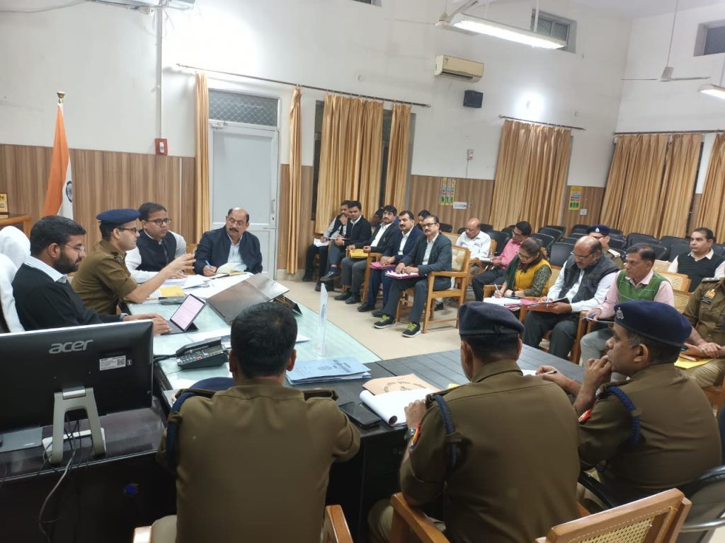 जिलाधिकारी की अध्यक्षता में संपन्न हुयी कानून व्यवस्था की समीक्षा बैठक 2 112 34