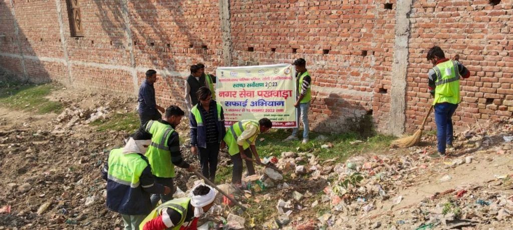 अपर जिलाधिकारी प्रशासन ऋतु सुहास की सराहनीय पहल कूड़ा हटाकर खेलकूद के लिए प्राथमिक विद्यालय को दी भूमि 2 112 50