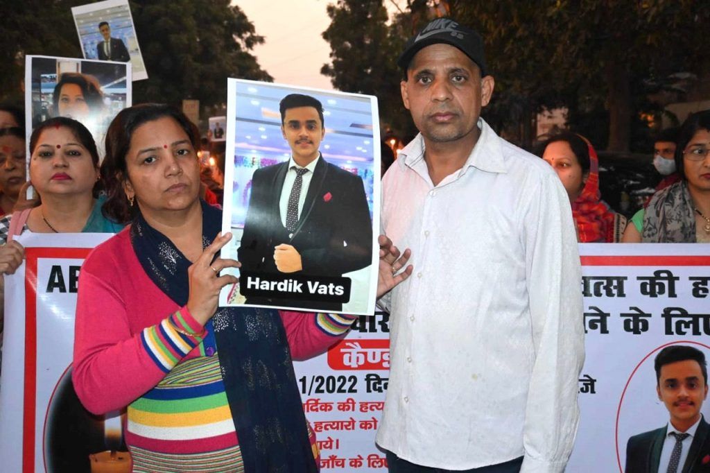 घर बैठे जॉब के मैसेज के बाद सोशल ट्रेडिंग में इन्वेस्टमेंट के बाद दो बीटेक स्टूडेंट की मौत की गुत्थी हर दिन उलझती जा रही हैं 4 112 71