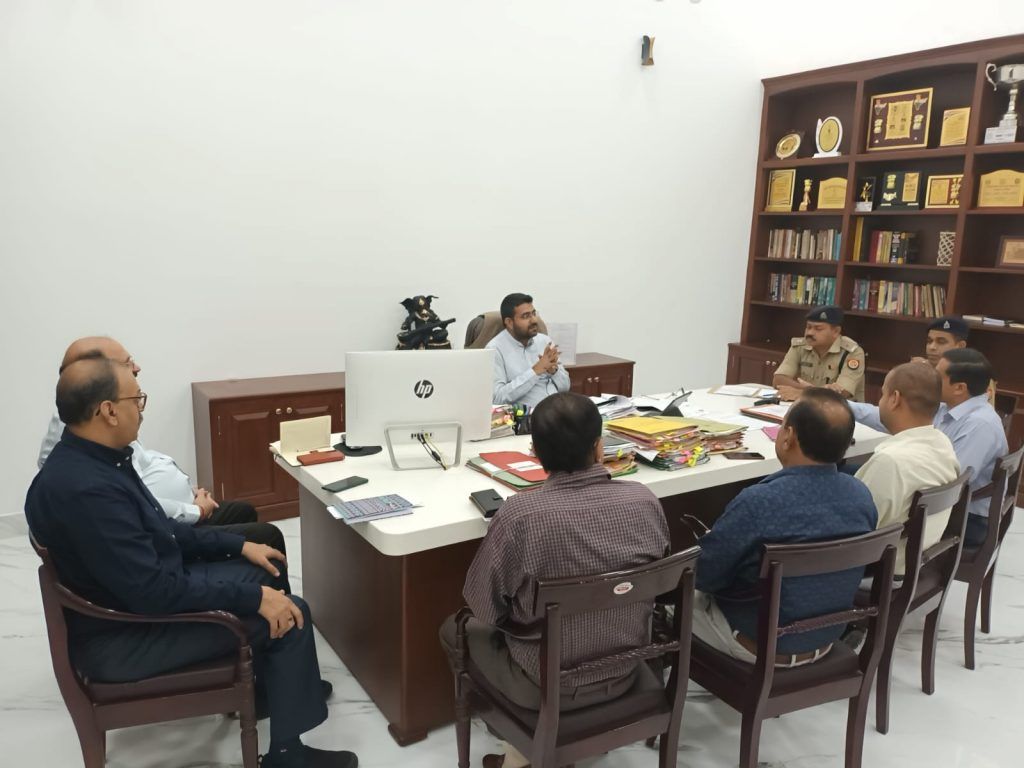 जिलाधिकारी की अध्यक्षता में संपन्न हुयी अग्निवीर प्रारंभिक परीक्षा आयोजन के संबंध में बैठक 2 112 9
