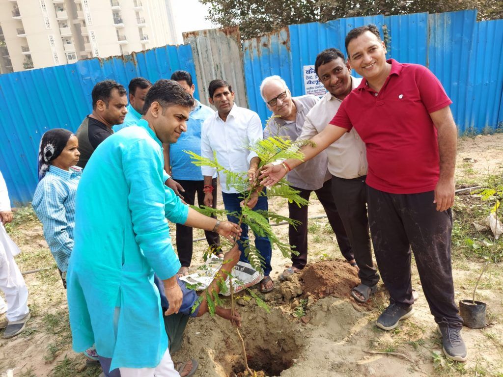 प्रतीक ग्रैंड सोसाइटी की ग्रीन बेल्ट पर चला वृक्षरोपण अभियान, की गई पर्यावरण संरक्षण की अपील 4 113 12