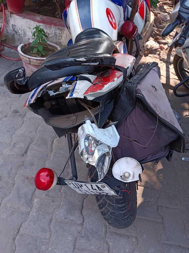 पुलिस चेकिंग कर रही चीता बाइक पर सवार दो जवानों को जोरदार टक्कर मारकर गंभीर रूप से घायल 3 113 55