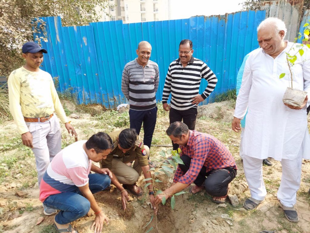 प्रतीक ग्रैंड सोसाइटी की ग्रीन बेल्ट पर चला वृक्षरोपण अभियान, की गई पर्यावरण संरक्षण की अपील 5 114 8