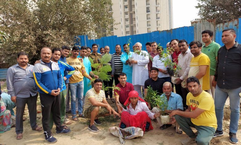 प्रतीक ग्रैंड सोसाइटी की ग्रीन बेल्ट पर चला वृक्षरोपण अभियान, की गई पर्यावरण संरक्षण की अपील 1 115 4