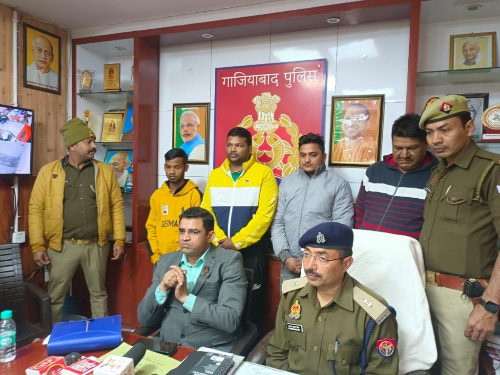 फर्जी कॉल सेंटर का भंडाफोड़, एआईएमआईएम के पूर्व जिलाध्यक्ष समेत चार आरोपी गिरफ्तार 1 111 141