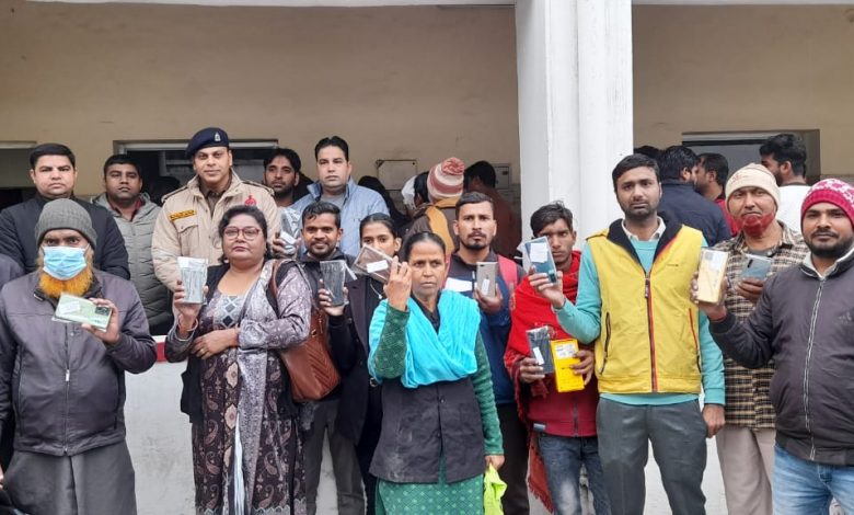मेरठ पुलिस को मिली बड़ी सफलता; सर्विलांस सेल जनपद मेरठ द्वारा 100 गुमशुदा मोबाइल बरामद कीमत लगभग 21 लाख 1 111 174