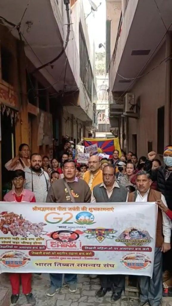 तिब्बती नागरिकों के साथ मिलकर गीता जयंती पर चीन का झंडा व शीजिनपिंग का पुतला दहन 3 111 21