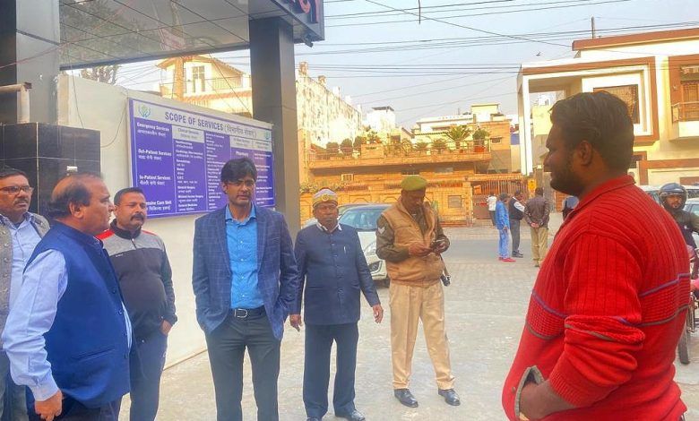 नगर निगम कर्मी का हाल जानने के लिए हॉस्पिटल पहुंचे नगर आयुक्त, डॉक्टरों को कहा पूरा रखें ध्यान 1 111 36