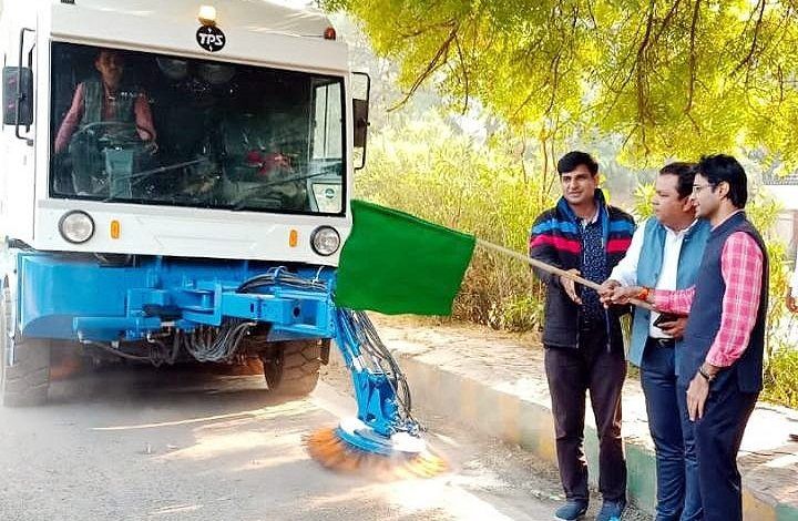 ग्रेप लागू होने के उपरांत गाजियाबाद नगर निगम ने रोड स्वीपिंग मशीन से कार्य लेना शुरू कर दिया है ; प्रदूषण नियंत्रण में एक कदम बढ़ाया 1 111 42