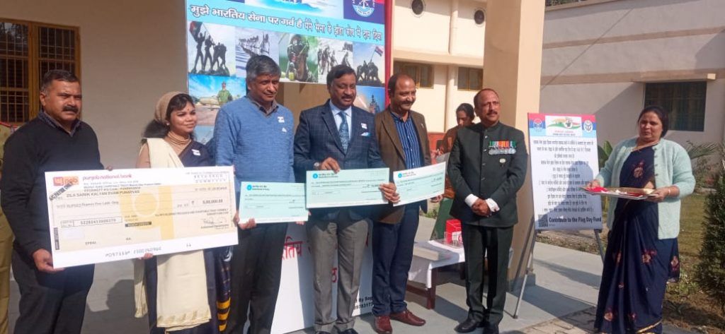 जिला सैनिक कल्याण कार्यालय में मनाया गया सशस़्त्र सेना झण्डा दिवस 3 111 52
