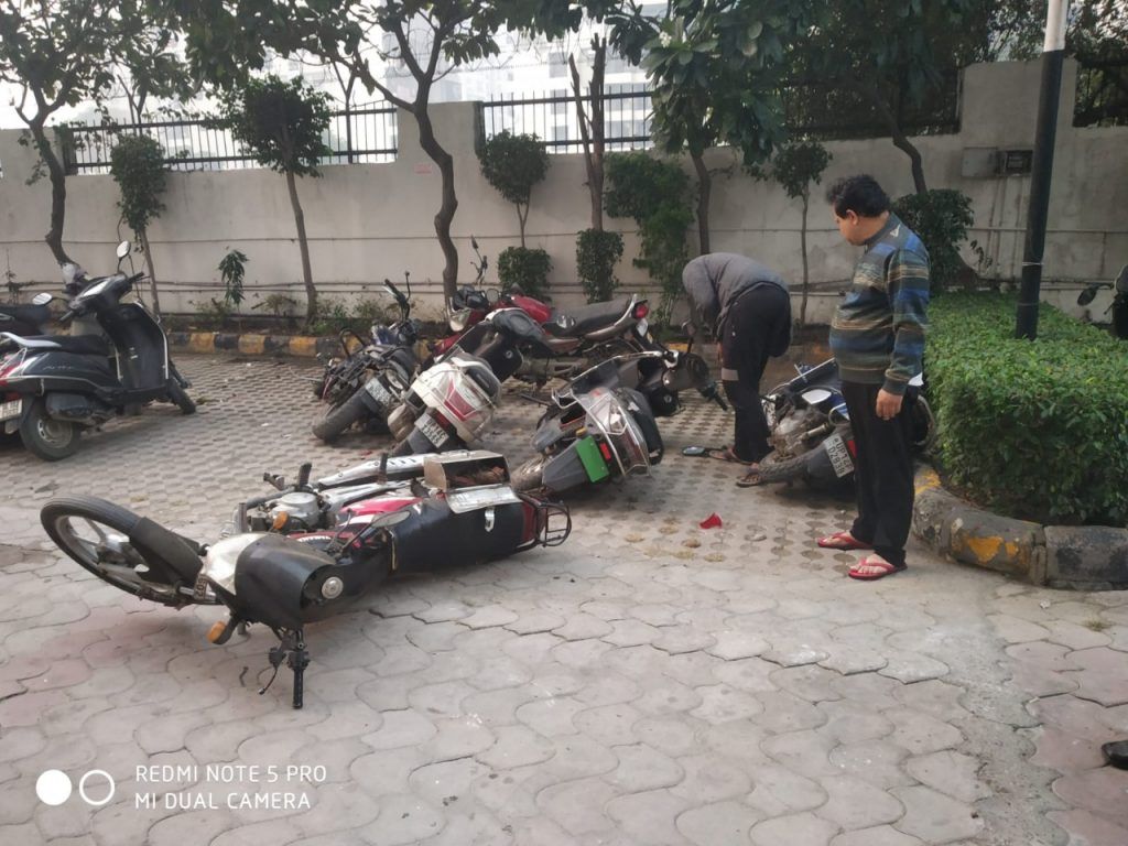 तेज रफ्तार कार ने मॉर्निंग वॉक कर रहे प्रोफेसर को कुचला, आम्रपाली अंपायर सोसाइटी की घटना 2 111 69