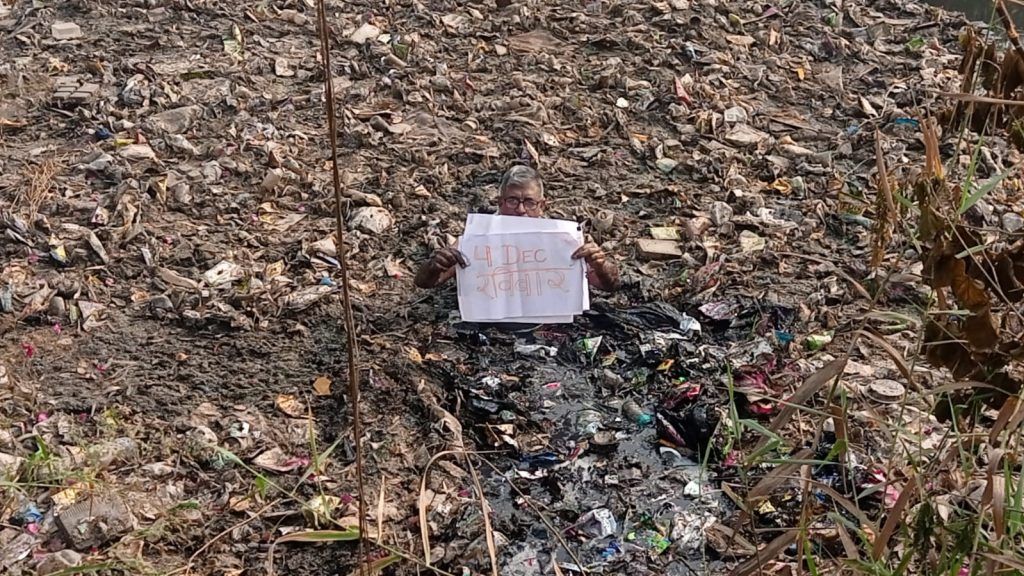 बृजविहार: रिटायर्ड इंजीनियर का गंदे नाले में उतर कर एक साइलेंट प्रोटेस्ट 3 112 13