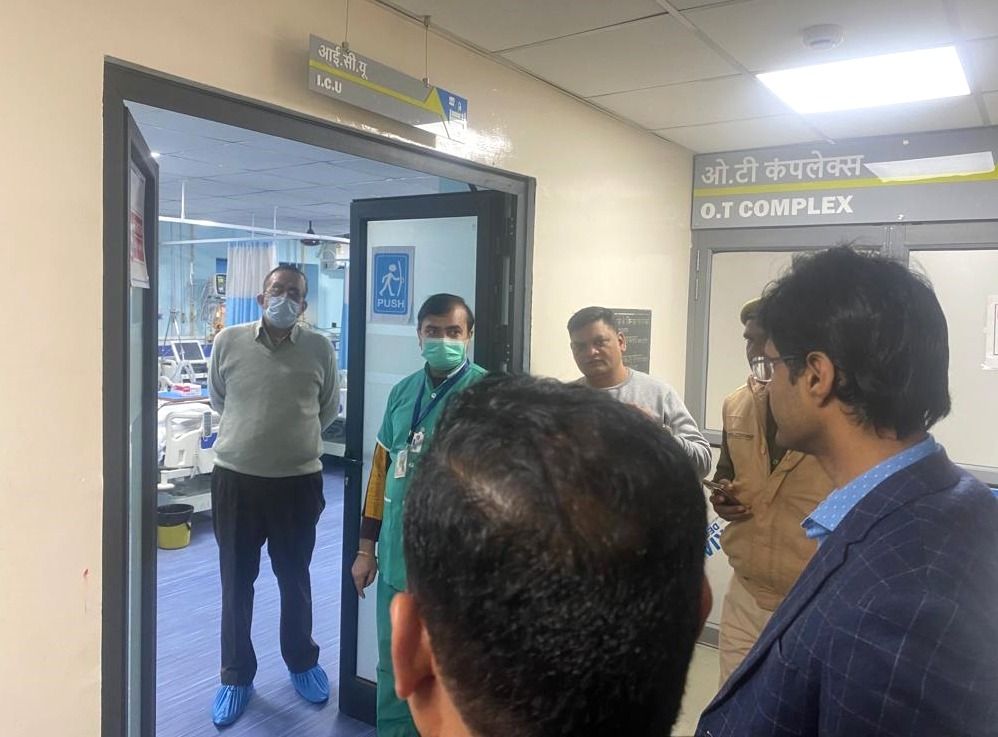 नगर निगम कर्मी का हाल जानने के लिए हॉस्पिटल पहुंचे नगर आयुक्त, डॉक्टरों को कहा पूरा रखें ध्यान 2 112 18