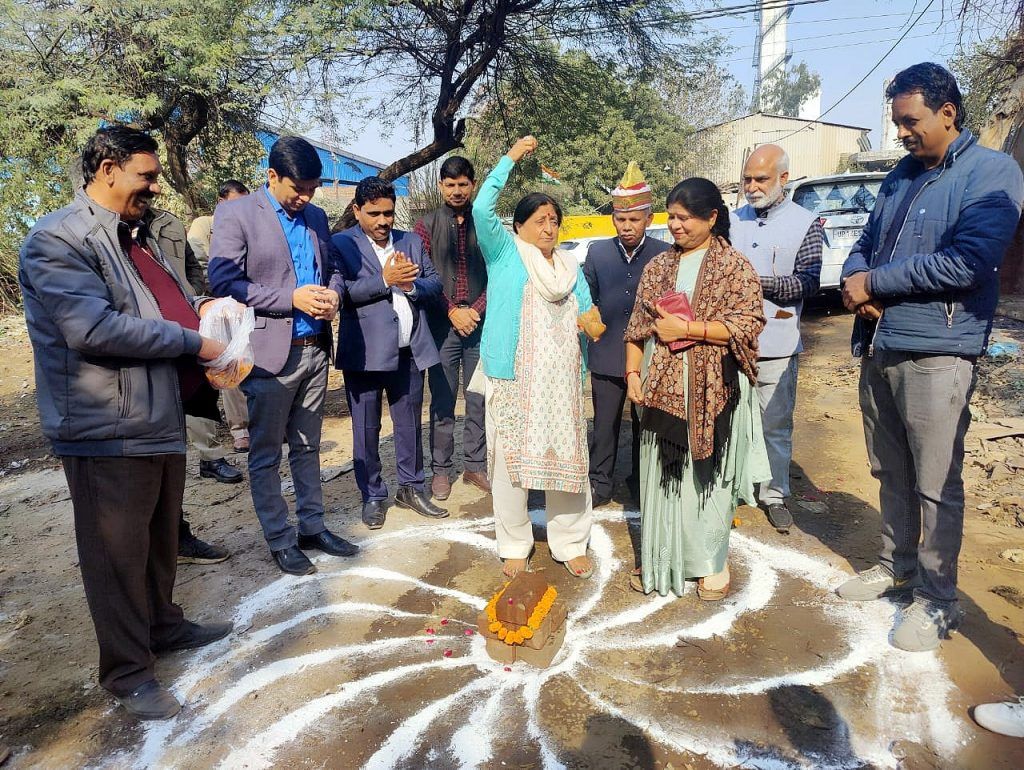90 लाख की लागत से महापौर ने शहर में मियावाकी पद्धति से वृक्षारोपण के कार्य,विजय नगर में सड़क के कार्यो का किया शिलान्यास 2 112 63