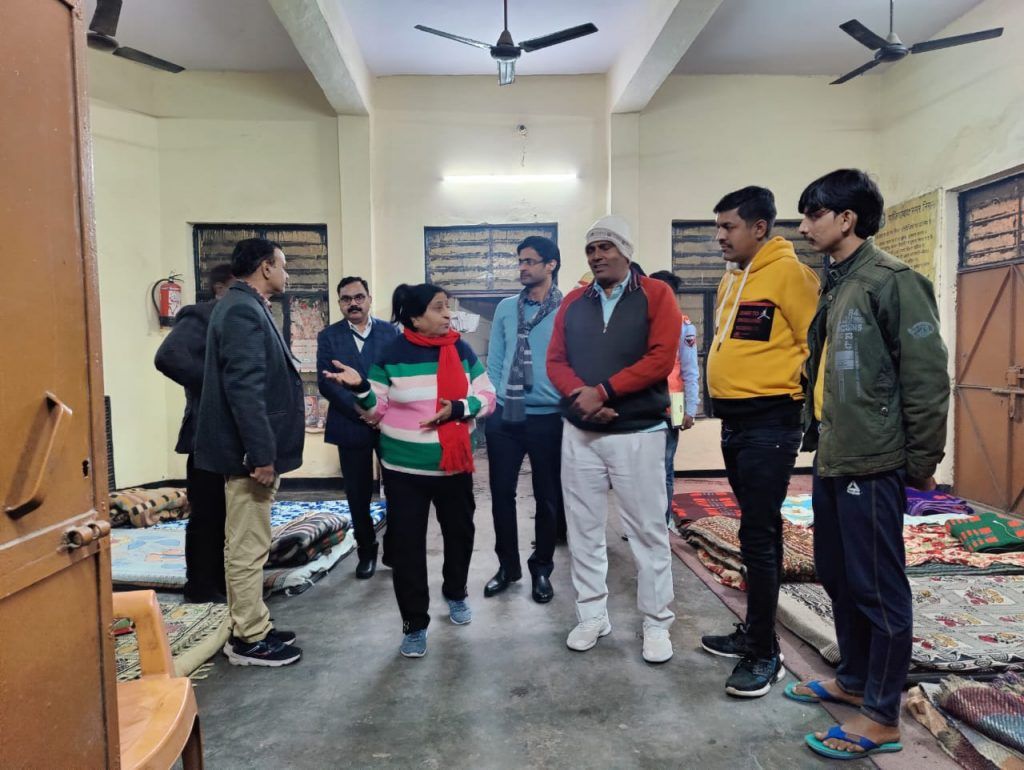 बढ़ती ठंड में आश्रयहीन हेतु निगम ने व्यवस्थित किये शेल्टर होम, गौवंशो का रखा जा रहा है विशेष ध्यान, महापौर तथा नगर आयुक्त ने किया कंबल वितरण 3 112 77
