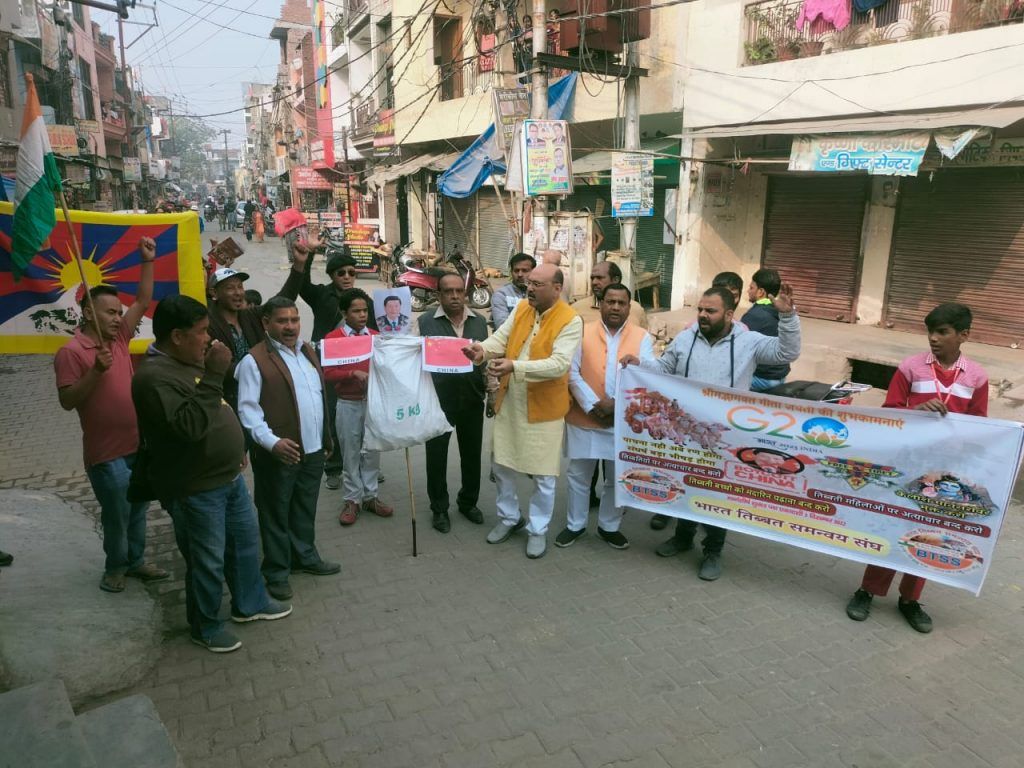 तिब्बती नागरिकों के साथ मिलकर गीता जयंती पर चीन का झंडा व शीजिनपिंग का पुतला दहन 4 112 9