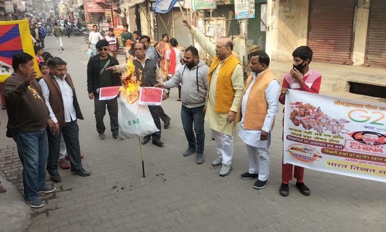 तिब्बती नागरिकों के साथ मिलकर गीता जयंती पर चीन का झंडा व शीजिनपिंग का पुतला दहन 1 113 4