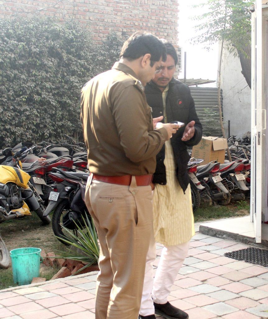 गाजियाबाद में स्क्रैप कारोबारी से 44 लाख लूटे:बदमाशों ने हथियार मारकर कार का शीशा तोड़ा, बैग लूटकर फायरिंग कर भागे 1 113 54