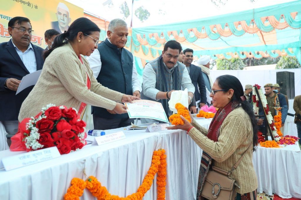 पूर्व प्रधानमंत्री चौ0 चरण सिंह के जन्मदिवस के अवसर पर कृषक सम्मान समारोह 2 113 60
