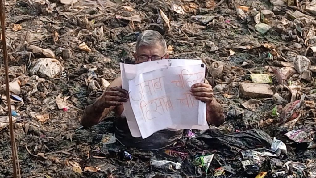 बृजविहार: रिटायर्ड इंजीनियर का गंदे नाले में उतर कर एक साइलेंट प्रोटेस्ट 4 113 8