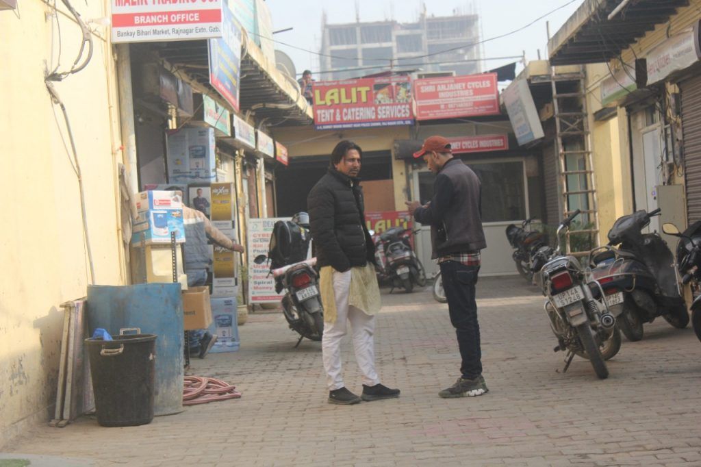 गाजियाबाद में स्क्रैप कारोबारी से 44 लाख लूटे:बदमाशों ने हथियार मारकर कार का शीशा तोड़ा, बैग लूटकर फायरिंग कर भागे 2 114 27