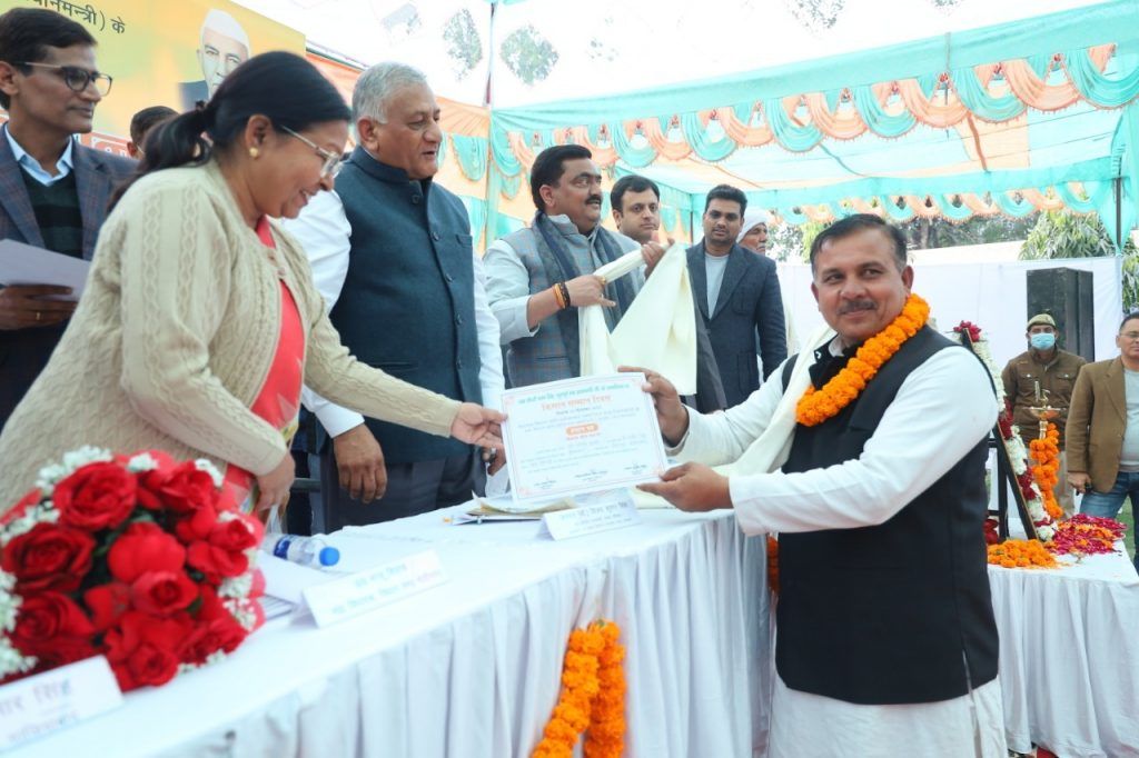 पूर्व प्रधानमंत्री चौ0 चरण सिंह के जन्मदिवस के अवसर पर कृषक सम्मान समारोह 3 114 31