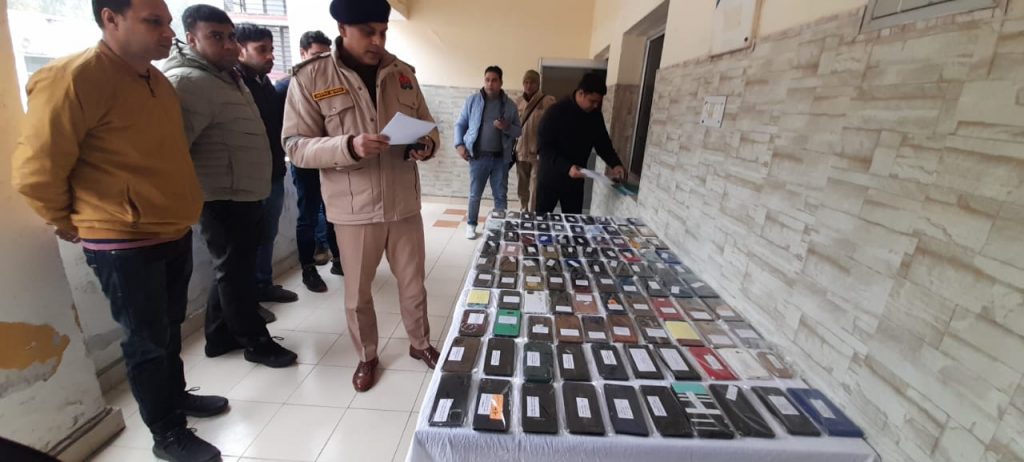मेरठ पुलिस को मिली बड़ी सफलता; सर्विलांस सेल जनपद मेरठ द्वारा 100 गुमशुदा मोबाइल बरामद कीमत लगभग 21 लाख 5 114 36