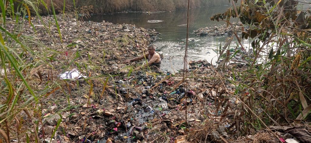 बृजविहार: रिटायर्ड इंजीनियर का गंदे नाले में उतर कर एक साइलेंट प्रोटेस्ट 1 115 4