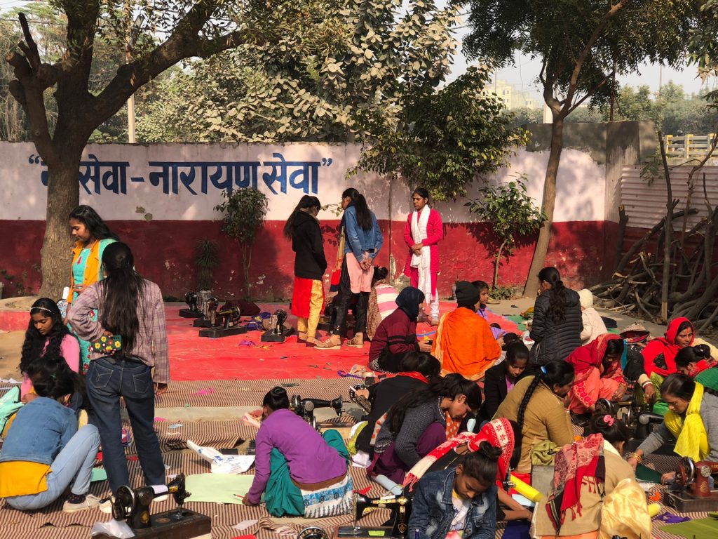 हड्डियाँ कंपा देने वाली ठंड में गरीबों को राहत, सनराइज ग्रीन सोसायटी के रेज़िडेंट्स का एक कंबल ड्राइव मिशन 2 111 14