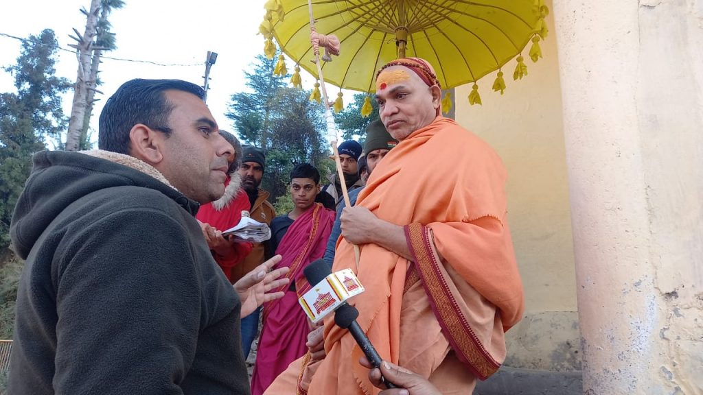 जोशी मठ : ज्योतिष पीठ के शंकराचार्य स्वामी अविमुक्तेश्वरानन्द सरस्वती आपदा पीड़ितों से मिले 1 111 24