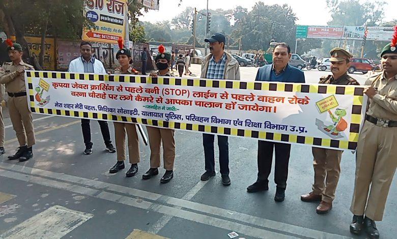 परिवहन विभाग एवं यातायात पुलिस के सहयोग से एनसीसी कैडेट्स द्वारा सभी को यातायात के नियमों से कराया गया अवगत 1 111 53