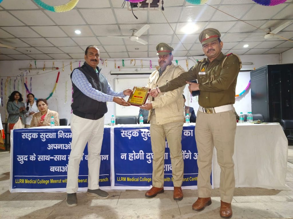 मेडिकल कॉलेज के पैरा मेडिकल छात्रो द्वारा सड़क सुरक्षा माह जागरूकता कार्यशाला 1 111 66