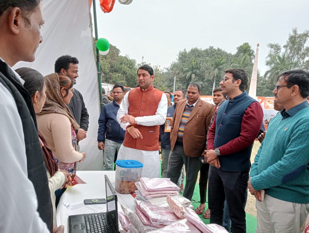 यूपी दिवस के अवसर पर विभिन्न विभागो द्वारा चौ0 चरण सिंह वि0वि0 सुभाष चंद्र बोस प्रेक्षागृह प्रांगण में लगायी गयी तीन दिवसीय प्रदर्शनी 2 111 67