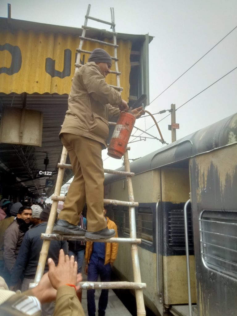 गाजियाबाद रेलवे स्टेशन पर ईएमयू ट्रेन के कोच में आग लगी 1 111 7