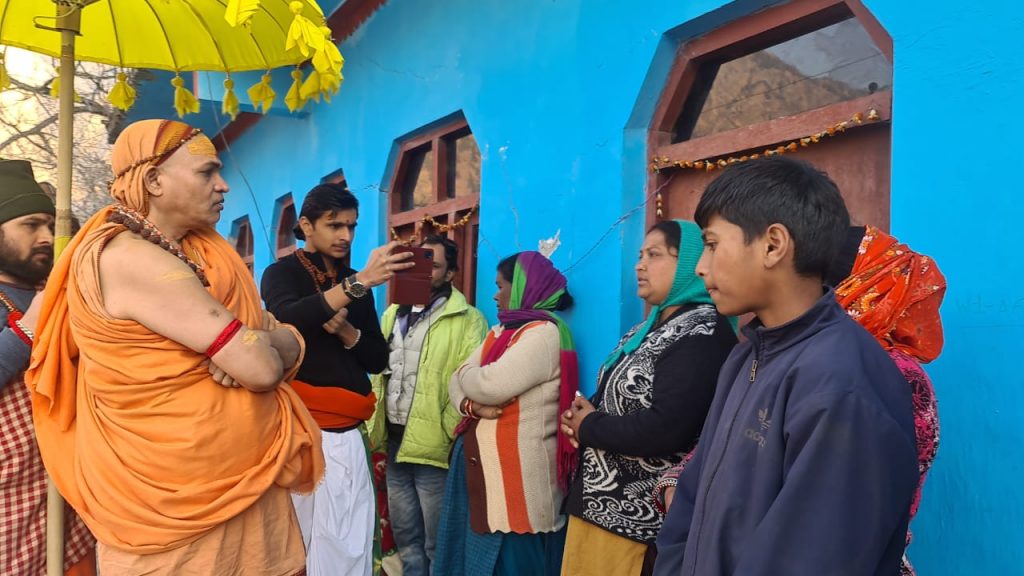 जोशी मठ : ज्योतिष पीठ के शंकराचार्य स्वामी अविमुक्तेश्वरानन्द सरस्वती आपदा पीड़ितों से मिले 2 112 15
