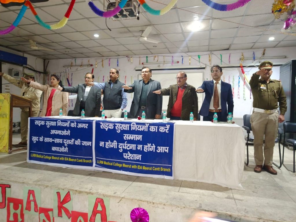 मेडिकल कॉलेज के पैरा मेडिकल छात्रो द्वारा सड़क सुरक्षा माह जागरूकता कार्यशाला 2 112 46