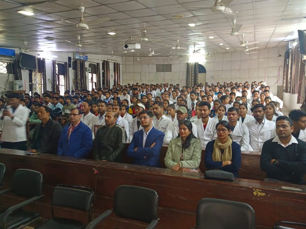 मेडिकल कॉलेज के पैरा मेडिकल छात्रो द्वारा सड़क सुरक्षा माह जागरूकता कार्यशाला 3 113 33