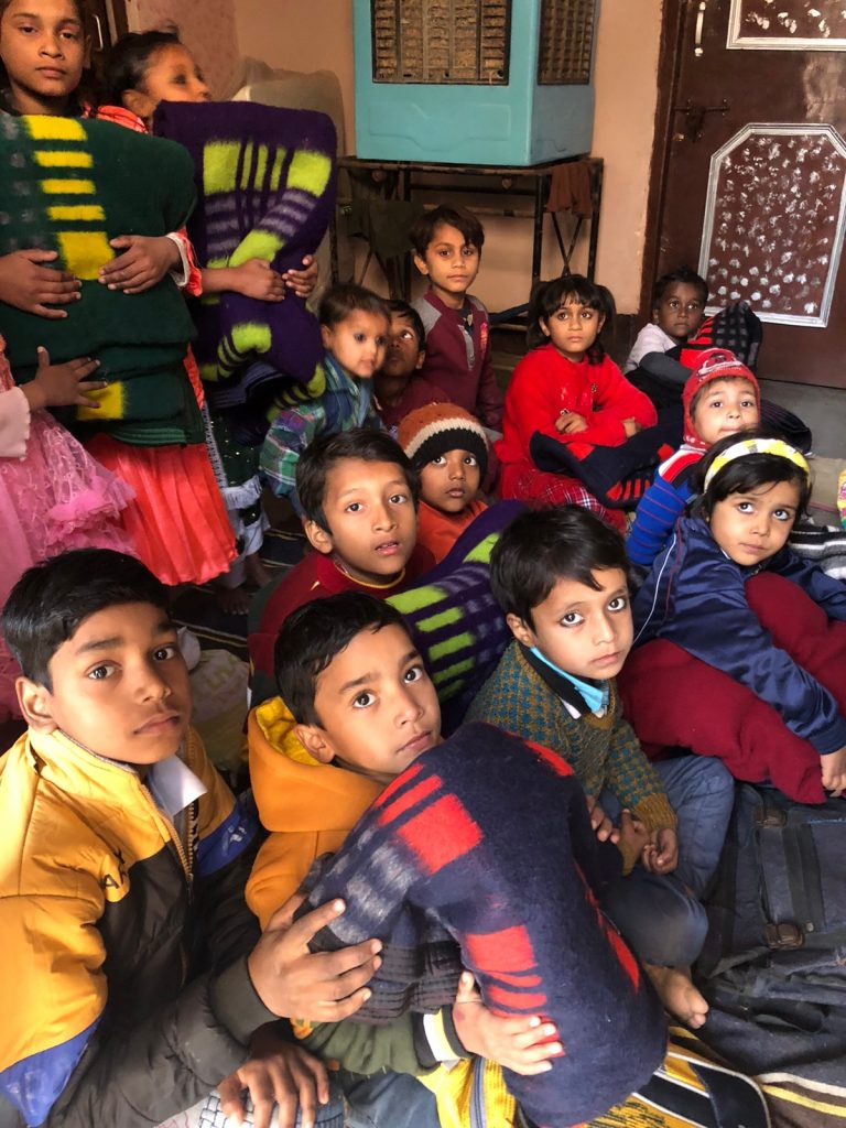हड्डियाँ कंपा देने वाली ठंड में गरीबों को राहत, सनराइज ग्रीन सोसायटी के रेज़िडेंट्स का एक कंबल ड्राइव मिशन 3 113 8