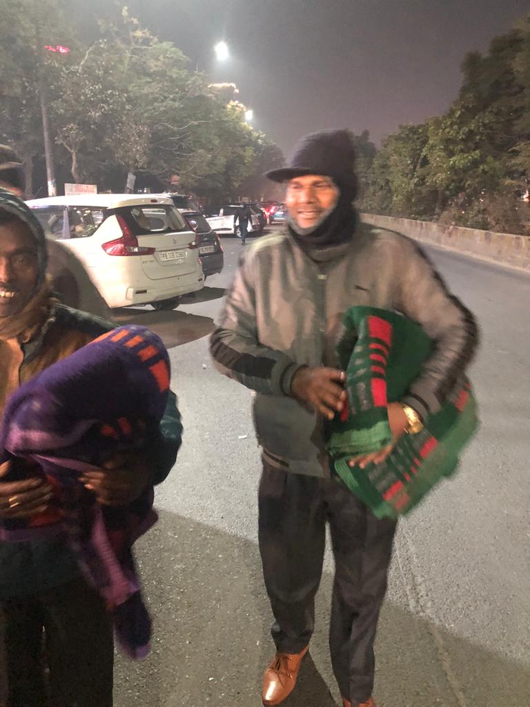 हड्डियाँ कंपा देने वाली ठंड में गरीबों को राहत, सनराइज ग्रीन सोसायटी के रेज़िडेंट्स का एक कंबल ड्राइव मिशन 9 113 9