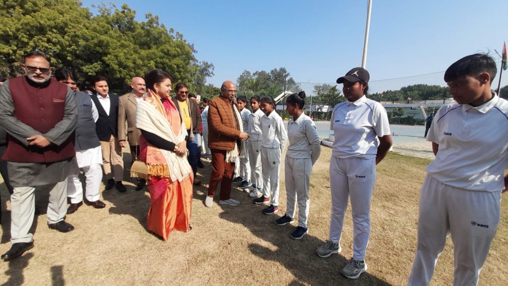 कैन्ट विधायक ने बैडमिंटन बास्केटबॉल वॉलीबॉल कोर्ट का किया लोकार्पण 3 114 14