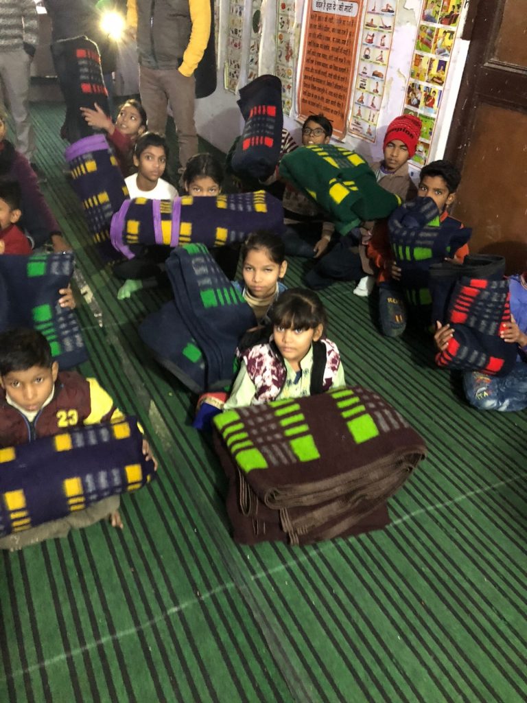 हड्डियाँ कंपा देने वाली ठंड में गरीबों को राहत, सनराइज ग्रीन सोसायटी के रेज़िडेंट्स का एक कंबल ड्राइव मिशन 4 114 7
