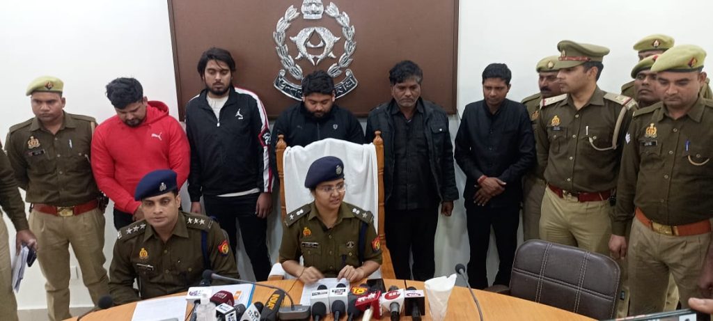 एलिवेटेड रोड पर राइफल गले मे डाल विडियो बनाने के मामले में जिम संचालक और उसके गॉर्ड समेत 4 गिरफ्तार; 5 फरवरी को बनाया गया था विडियो 1 111 13