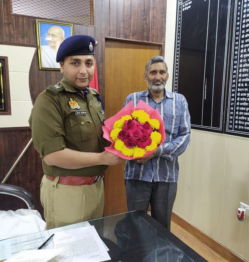 ई रिक्शा चालक ने पेश की ईमानदारी की मिसाल; 25 लाख रुपए से भरा बैग पुलिस को सौंपा 1 111 21