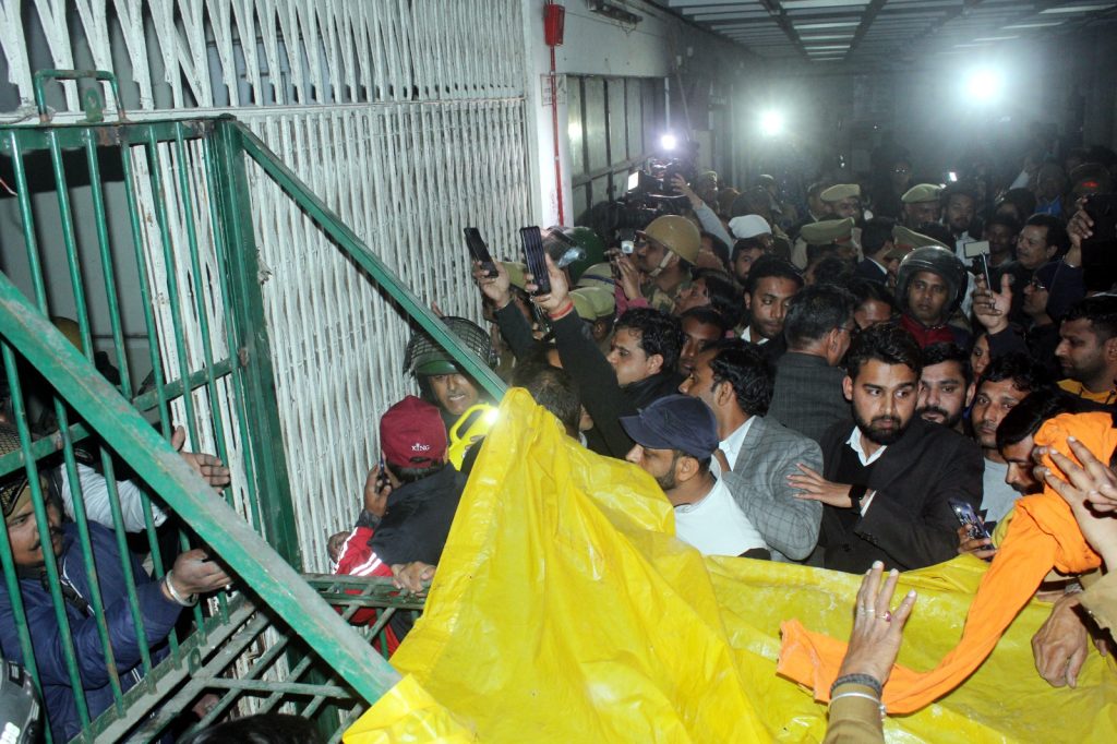गाजियाबाद की कोर्ट में घुसा तेंदुआ: सामने मौत देख मची भगदड़, हमला कर तेंदुए ने कई लोगों को किया लहूलुहान 2 111 25