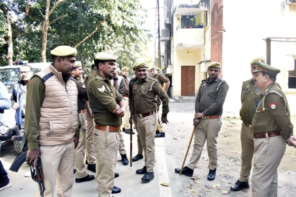 पुलिस लाइन में दरोगा ने सरकारी रिवाल्वर से गोली मारकर किया सुसाइड 2 111 26