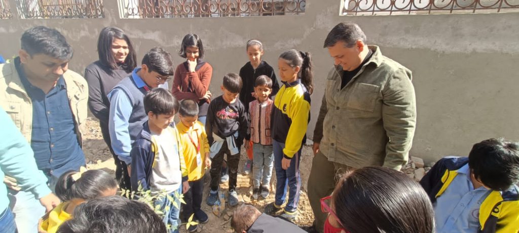 परिवर्तन स्कूल का एक प्रयास, एक पौधा 🌱एक परिवार 3 111 37
