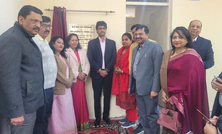 सिटी जोन स्थित गांधीनगर कंपोजिट विद्यालय के शौचालय का नगर आयुक्त ने किया उद्घाटन, रोटरी क्लब ऑफ गाजियाबाद का रहा सहयोग 1 111 6